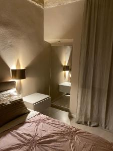 1 dormitorio con 1 cama con 2 lámparas y una ventana en Parma Centro House en Parma