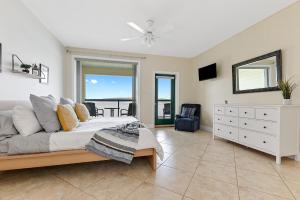 1 dormitorio con cama y vistas al océano en Baptiste Lake Lodge en Harcourt