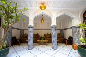 Riad La Vie في مراكش: غرفة معيشة مع أريكة وطاولة