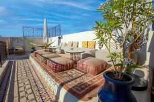 een patio met een tafel en een potplant bij Riad La Vie in Marrakesh