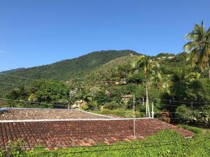 a view of a mountain from the roof of a house at Casa no Centro da Ilhabela - Vila - SP in Ilhabela