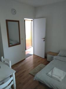 Zimmer mit einem Bett, einem Tisch und einem Spiegel in der Unterkunft Apartman 2 Zagreb - Maksimir KBC Rebro in Zagreb
