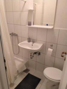 ein weißes Bad mit einem Waschbecken und einem WC in der Unterkunft Apartman 2 Zagreb - Maksimir KBC Rebro in Zagreb