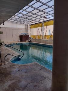 una piscina de agua en un edificio en San Remo Resort Hotel en Santa Teresita