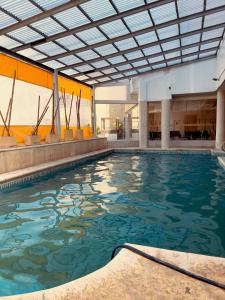 einen Pool in einem Gebäude mit einer Decke in der Unterkunft San Remo Resort Hotel in Santa Teresita