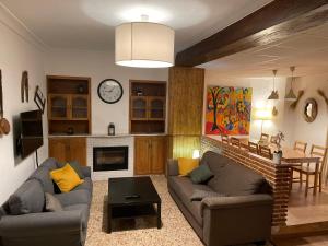 uma sala de estar com dois sofás e uma mesa em Casa de pueblo Ca Paco em Planes