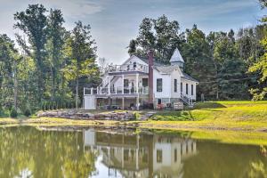 Afbeelding uit fotogalerij van Brodheadsville Cottage with Fire Pit Near Ski Resort in Brodheadsville