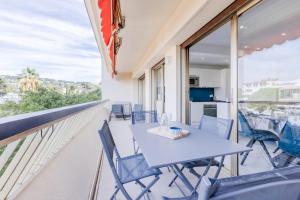 d'une salle à manger avec une table et des chaises sur un balcon. dans l'établissement PROPERTY MAIN FEATURES Dual heatingcooling climate control Double-pane w, à Cannes