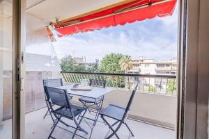 d'une terrasse avec une table et des chaises sur un balcon. dans l'établissement PROPERTY MAIN FEATURES Dual heatingcooling climate control Double-pane w, à Cannes