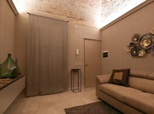Parma Centro House في بارما: غرفة معيشة مع أريكة ونافذة