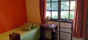 プンタ・デル・エステにあるSaint Michelleの小さなベッドルーム(ベッド1台、窓付)