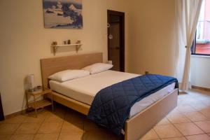 - une chambre avec un lit dans l'établissement B&B il Gobbetto, à Naples