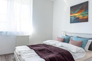 2 bedden in een witte kamer met een raam bij Amphora Luxury Apartment with FREE private Parking and cozy Balcony in Boedapest