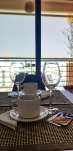 uma mesa com pratos e copos de vinho numa mesa em Apart del Centro 01 em Santa Fé