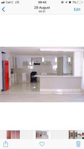 une photo d'une pièce vide avec cuisine dans l'établissement Selina Airport Lodge #Emzini, à Kempton Park