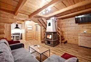 Svetainės erdvė apgyvendinimo įstaigoje Domek drewniany luxury cottage Dabrowa