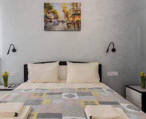Un dormitorio con una cama grande con dos almohadas. en Golden Violin ! Apartments Lviv S, en Leópolis