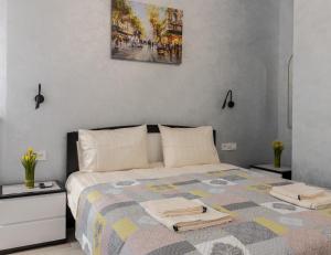 Un dormitorio con una cama con dos toallas encima. en Golden Violin ! Apartments Lviv S, en Leópolis 40 fotos más