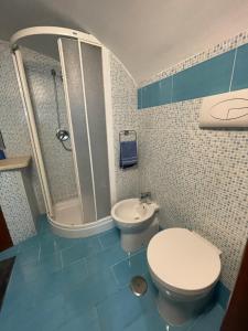 een badkamer met een toilet, een douche en een wastafel bij Atri Guest House in Napels