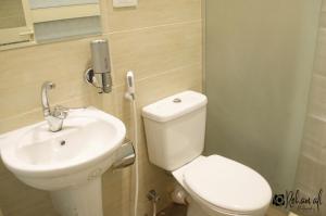 Ένα μπάνιο στο The location Hotel