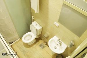 Ένα μπάνιο στο The location Hotel