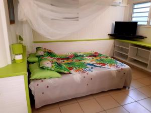 Letto o letti in una camera di SAINTE-LUCE 2 T1 HIBISCUS et COLIBRIS