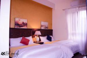 Un pat sau paturi într-o cameră la The location Hotel