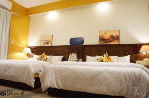 Ένα ή περισσότερα κρεβάτια σε δωμάτιο στο The location Hotel