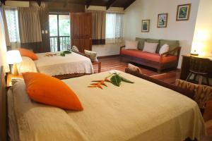 a hotel room with two beds and a couch at Selva Verde Lodge in Sarapiquí