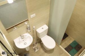 Ένα μπάνιο στο The location Hotel