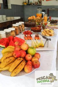 HOSPEDARIA TUCUNA في بريزيدينتي إبيتاسيو: طاولة مليئة بالكثير من أنواع الفاكهة المختلفة