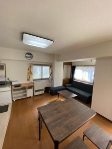 東京にあるG&R House 101のソファとテーブルのあるリビングルーム