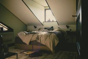 מיטה או מיטות בחדר ב-Hällingsbo Gård