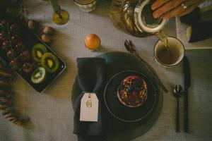 une table avec une plaque de nourriture et une étiquette de prix dans l'établissement Hällingsbo Gård, à Lerum