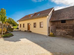 una casa con un granero y una entrada en Holiday home in the Upper Palatinate Forest, en Neunburg vorm Wald