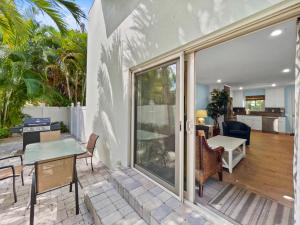 Casa con patio con mesa y sillas en Walk to Beach, Updated Condo, Private Patio and Grill, en Siesta Key