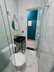 Un baño con inodoro, lavabo y ducha. en GUARALOFT NEW YORK Centro de Guarapari, en Guarapari 24 fotos más