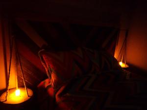 1 cama con 2 luces en una habitación oscura en Viudita del Diablo en Punta Del Diablo