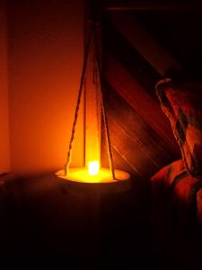 Una luce al buio con una candela dentro di Viudita del Diablo a Punta Del Diablo