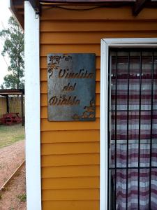 un cartello sul lato di una casa di Viudita del Diablo a Punta Del Diablo