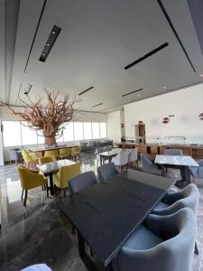 a dining room with a table and chairs at Gumont Guadalajara L&oacute;pez Mateos - Minerva in Guadalajara