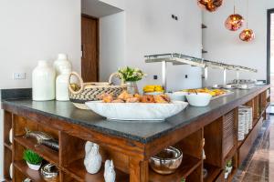 a kitchen counter with bowls of food on it at Gumont Guadalajara L&oacute;pez Mateos - Minerva in Guadalajara