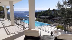 Pogled na bazen v nastanitvi Apartments Sunny Hvar - with pool; oz. v okolici