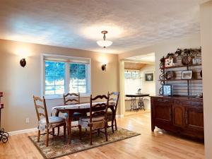 een eetkamer met een tafel en stoelen bij Red Lodge Town Cottage in Red Lodge +30 foto's
