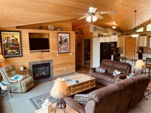 sala de estar con sofá y chimenea en Murphys_Creekside, en Red Lodge