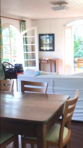 a dining room with a wooden table and chairs at Casa com charme de montanha em Itaipava! in Petrópolis