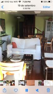 a picture of a living room with a white couch at Casa com charme de montanha em Itaipava! in Petrópolis