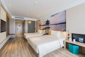 Cama o camas de una habitación en Atour Hotel Hangzhou Future Technology City Haichuang Park