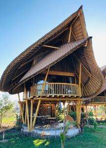 une grande cabane au toit de chaume dans l'établissement Tanoma Sumba, à Maujawa