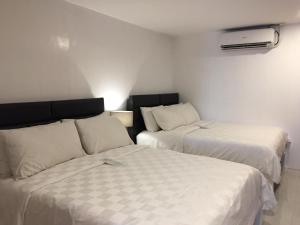 Ένα ή περισσότερα κρεβάτια σε δωμάτιο στο Tely's Bed & Breakfast Iloilo powered by Cocotel +35 φωτογραφίες